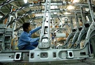 工業(yè)機器人規(guī)模應(yīng)用助力汽車制造業(yè)走向“智能”